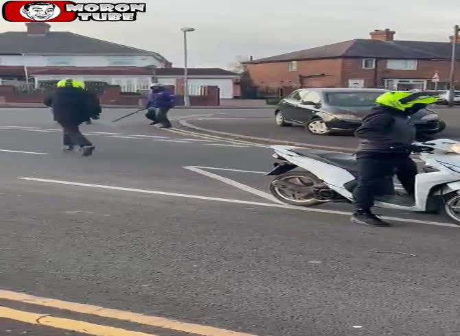 Video :A man from Birmingham uses a machete to threaten multiple moped riders
